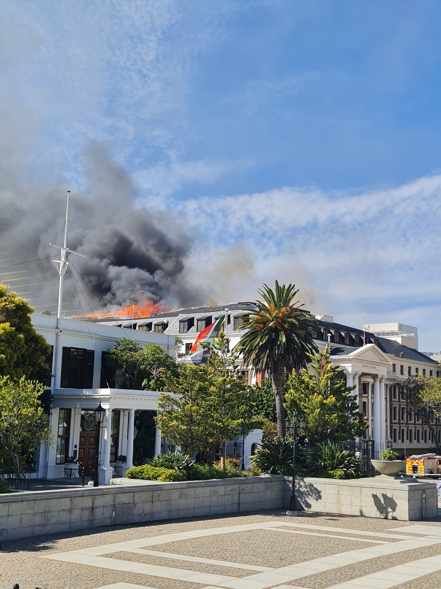 Sudden re-emergence of raging fire at the roof of the National Assembly Building, a building where firefighters have been bravely battling the fire since yesterday morning. Reinforcement by firefighters underway #ParliamentFire