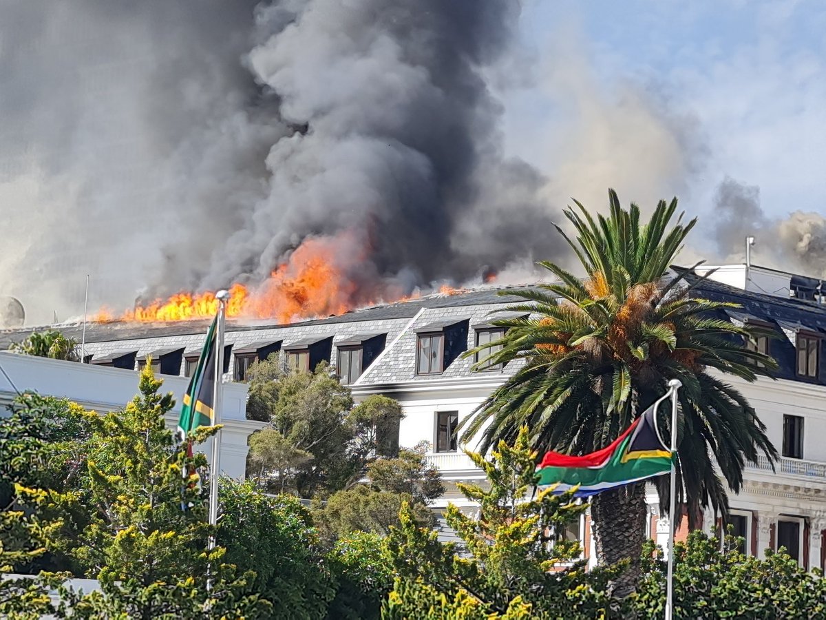 Sudden re-emergence of raging fire at the roof of the National Assembly Building, a building where firefighters have been bravely battling the fire since yesterday morning. Reinforcement by firefighters underway #ParliamentFire